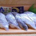 くら天然魚市場 - 天然魚寿司　たちうお　開封
