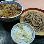 吉野家 - そばと牛丼のセット。