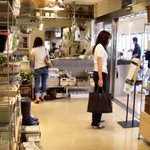 カフェ・プランツ - ガーデニングショップから店内へとつながっています