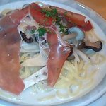 モダンタイムス 柏店 - スペイン産ハモンセラーノ(生ハム)と茸のクリームスープスパゲッティ