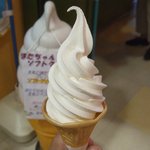青森県漁連アスパム直営店 - ほたてソフトクリーム（フラッシュ無し）です。