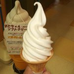 青森県漁連アスパム直営店 - ほたてソフトクリーム（フラッシュ有り）です（ピントがずれました）。