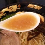野菜が美味しい鶏豚ラーメン まる重 - 豚骨のみで炊き上げた独特なスープ