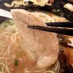 野菜が美味しい鶏豚ラーメン まる重 - ロースチャーシュー（現在は炙りが入ってます）