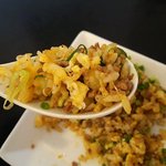 野菜が美味しい鶏豚ラーメン まる重 - ミンチを使っているパラパラチャーハン