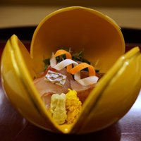赤坂 菊乃井 - 造り：　明石の真鯛、山葵、さごし焼霜、菊花酢漬け