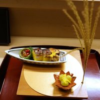赤坂 菊乃井 - 八寸：　かます寿司、鮎うるか、鱒の子醤油漬け、鱧味噌漬け、銀杏、松葉素麺、鱧の子落雁、鮎のうるか