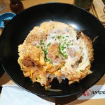 いなば和幸 - ひれかつ丼。とじた卵は固く、玉ねぎは焦げ目がついていた。当然汁気は全くない。