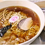 大勝軒 - ワンタン麺+生卵 918+54円 煮干と醤油の旨味溢れる大ボリュームの一杯♪