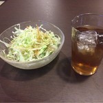 Hakozaki Sumibiyakiniku - サラダ、お茶