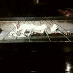 炭火で焼き始めた活き鰻