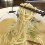 一閃閣 - 早速麺を食べてみると、バリカタで注文したこともあってハリのある固さが特徴的！　