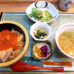 はらこ飯（一人前￥1620）。柿色の漆箸も美しい