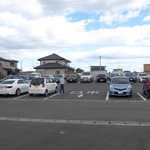 あら浜 - 駐車場は十分に広いが、完全満車。今回は、この奥にある第三駐車場を利用した