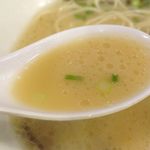 一閃閣 - スープはあっさりなのにクリーミーで、臭みはなく旨みたっぷり！　細く硬めの麺との相性もバッチリです。