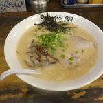 一閃閣 - 今回は長浜ラーメン750円を麺バリカタで注文。刻み海苔、旨味たっぷりなチャーシュー、きくらげ、ネギがトッピングされたとんこつラーメンです。