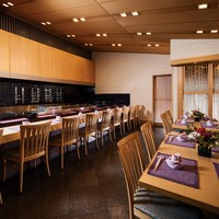 すし割烹 翁鮨 - 職人技を目の前にするカウンター席もおすすめ