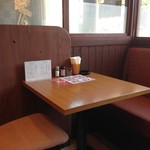 みぃ珈琲 - H.28.10.24.昼 内観：喫煙席・2人掛けテーブル×3