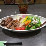 利久BOWLS エキュート大宮店 - 牛たんプレミアムボウル。
                                税込1188円。
                                美味し。