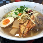 まるせいラーメン - 四万十ゴールド
鰹節、生姜、鳥唐、メンマ、野菜、梅等が具材としてトッピングされている。。。