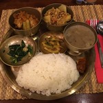 ネパール料理バルピパル - カレー（タルカリ？）2種のダルバート 
      ダルは滅茶ウマだった
