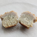 共楽堂 - ほくほ栗（税込270円）
断面。
ほろほろとした感じ、分かりますか？