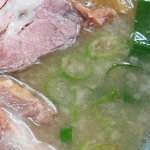 ラーメンショップ 牛久結束店 - 背脂玉が浮かぶスープ