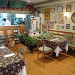 アンフルール - en Fleurs ＠西葛西 アルフォンス・ミュシャやロートレックなどの沢山の絵が飾られるコンパクトな店内