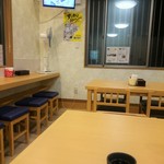 奈良屋ひよしまる - 店舗入って中央の席より左方面、テレビがある