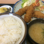 満月 - エビフライ定食(味は普通)