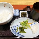 望楼NOGUCHI登別 - 北海道産しめじと三つ葉の赤出汁　総料理長古川泰弘の手作り漬物三種　函館山白カブの浅漬け　函館産白菜の浅漬け　野沢菜の醤油漬け　登別藤崎わさび園のわさび昆布