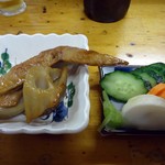 もがみがわ - ある日の「昼呑みセット」のお惣菜とお新香。