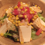 Kushisuke - 豆腐と野菜サラダ 580円
      ボリュームありますよ。