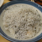 幸軒 - しらすの下にショー油で味付けした海苔がいます。