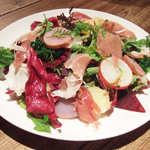 スパイスカフェ - パルマ産生ハムと有機野菜のサラダ(日替り前菜)
