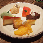 スパイスカフェ - デザート全種！今回は柿のタルトがはじめまして。