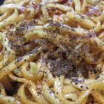 麺や 青雲志 - 卓上の黒七味をかけてみました