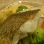 キャトルラパン - 鯛は皮が香ばしく身はしっとり、甘くバター香る白ワインソースが合う！