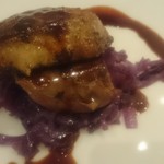 キャトルラパン - 分厚いフォアグラと仔牛肉が重なる、横からの素晴らしい眺め