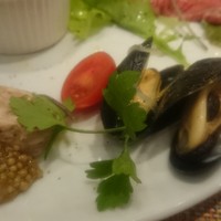 キャトルラパン - カナダ産ムール貝のワイン蒸し、フォアグラとお肉の田舎風パテ