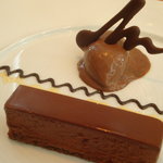 銀座 シェ・トモ - 2010/11　ヴァローナ社のチョコレートを使ったアイスとケーキ。