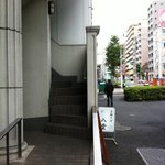 この階段を登ります