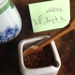 蕎麦あられ　塩味でポリポリと中々いいですよ。