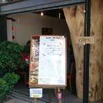 MORI-MESHI 小田原 - お店 前 大きな木が目印