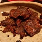 くまBAR  - 「馬肉燻製」は、味わいはビーフジャーキーな、馬ジャーキー