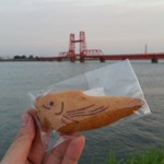 橋の駅 ドロンパ - 「筑後川昇開橋」をバックに「えつサブレ」