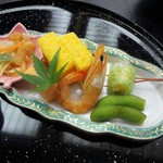 日本料理まるい - 付き出し：だし巻き玉子、海老、煮和え、枝豆、