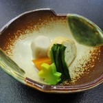 日本料理まるい - 煮物：じいも、人参、ほうれん草、花麩 等。