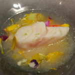 レストラン ラッセ - 28年10月　長崎　五島列島より　くえ　の　ポシェ　焼き葱　レモンの香り