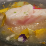 レストラン ラッセ - 28年10月　長崎　五島列島より　くえ　の　ポシェ　焼き葱　レモンの香り　アップ